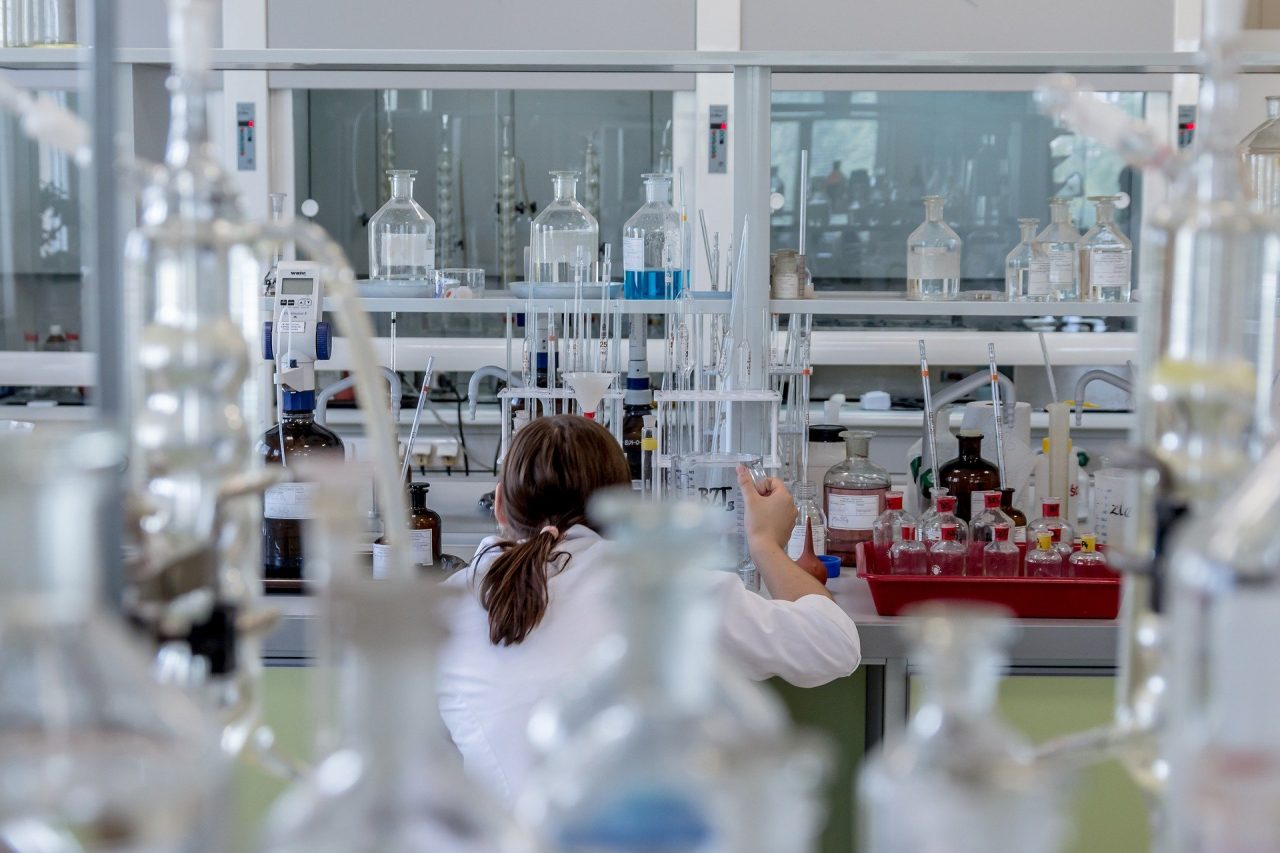 laboratory-2815640_1920-1280x853.jpg