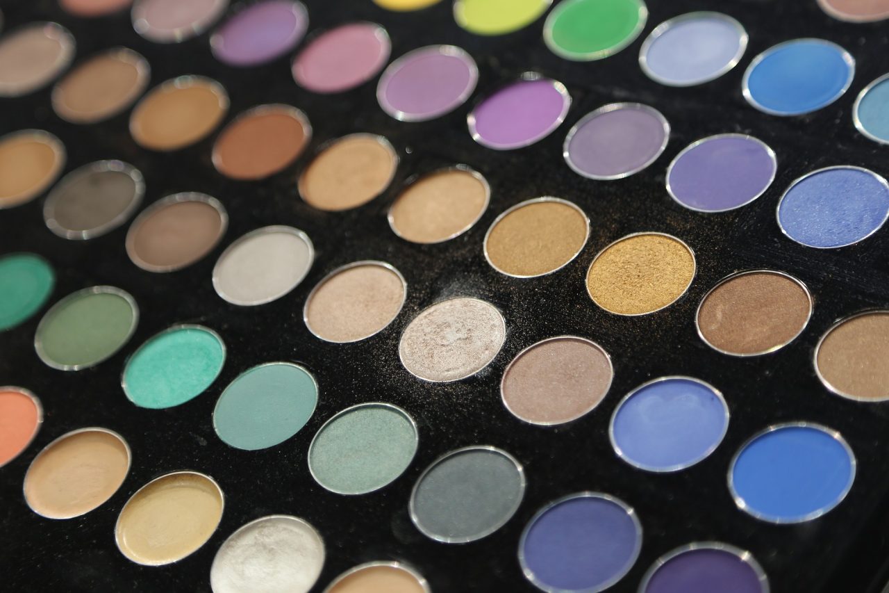 cosmetics-2258300_1920-1280x853.jpg