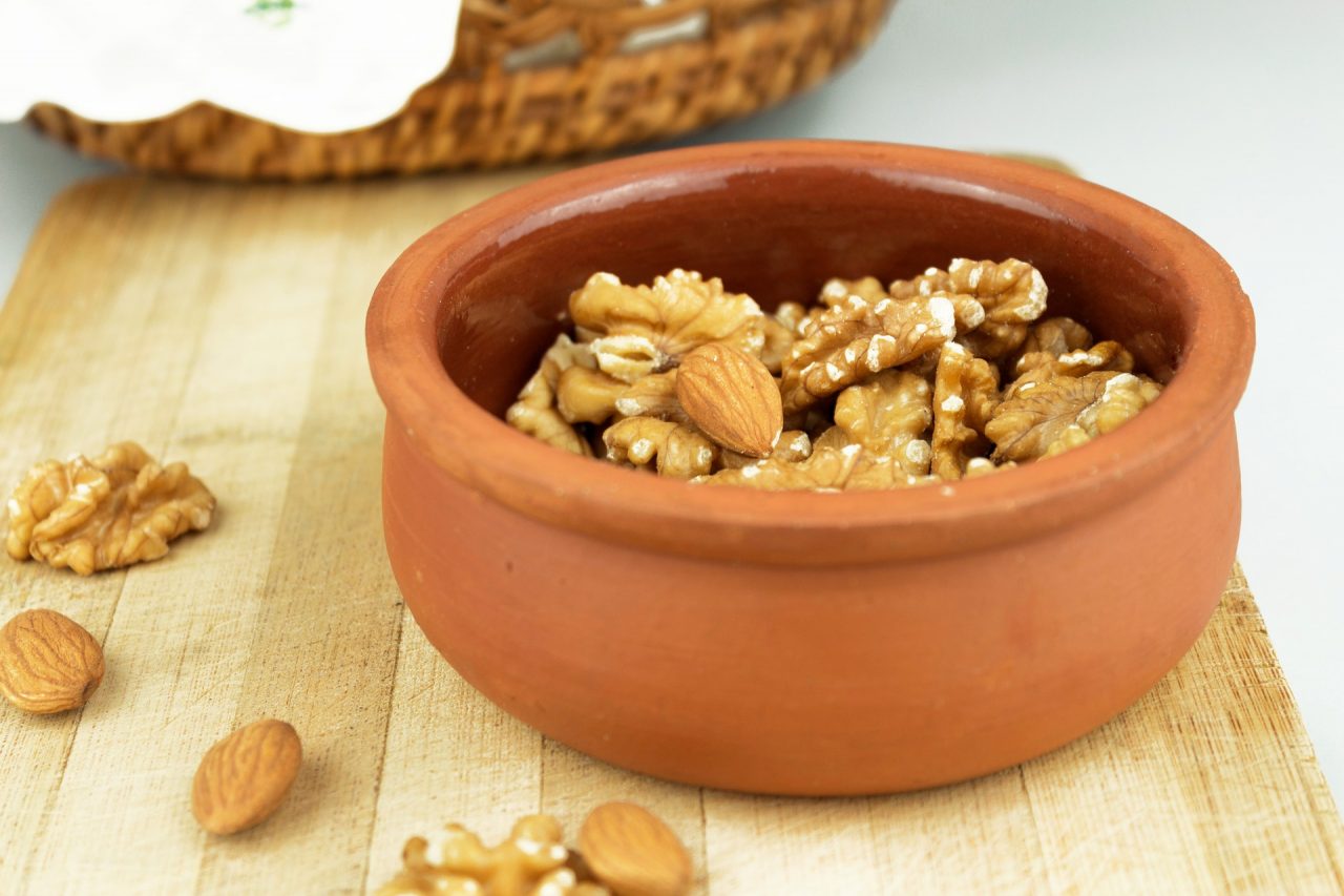 walnut-g9f8fcaa86_1920-1280x853.jpg